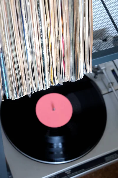 Montón de muchos discos de vinilo en cubiertas viejas y tocadiscos en caja gris — Foto de Stock
