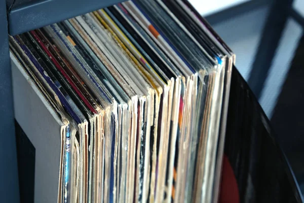 Montón de muchos discos de vinilo en cubiertas de color viejo en una vista lateral de estante — Foto de Stock