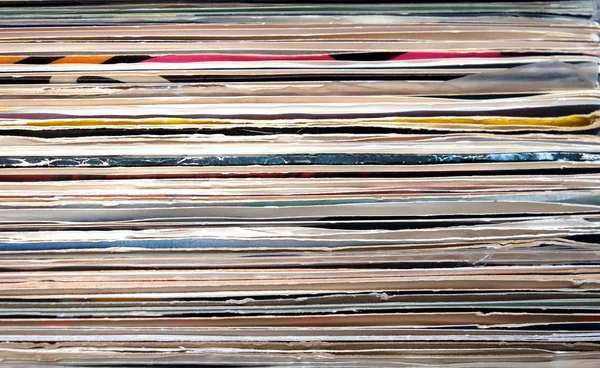 Montón horizontal de muchas cubiertas de discos de vinilo de pie cerca como primer plano de vista frontal de fondo — Foto de Stock