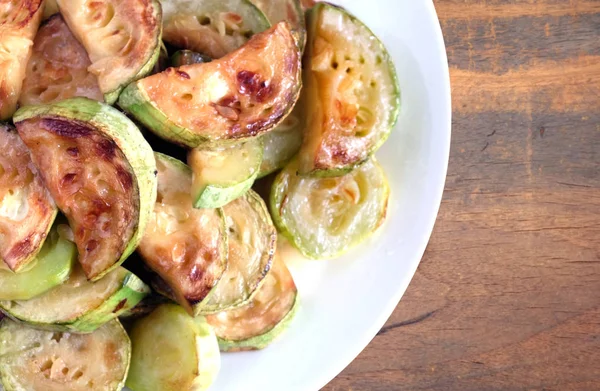 Fried zucchini slices on wooden background — Stock Photo, Image