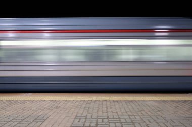 Yolcu treni demiryolu platformu çalışan hızlı hareket bulanıklığı
