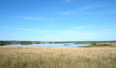 Güzel kırsal manzara hills, göl, bir köy ve yaz aylarında uzakta Hıristiyan Kilisesi