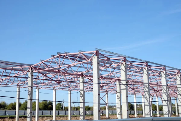 Vidéki kültéri ipari épület építése, napsütéses nyári napon — Stock Fotó