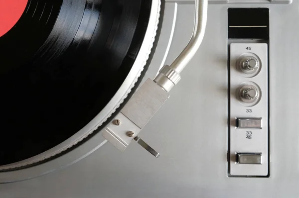 Giradiscos en caja de plata con disco de vinilo con etiqueta roja vista superior — Foto de Stock