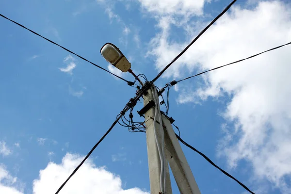 電源ライン白い雲と青い空の上の支柱 — ストック写真