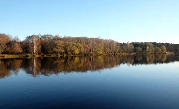 Hermoso paisaje rural con parque tras río a finales de otoño —  Fotos de Stock