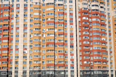 Cephe düzlükler birçok windows ön görünüm portre ile büyük bir çok katlı blok