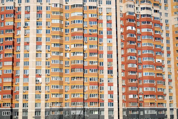 Facciata di un grande blocco di appartamenti a più piani con molte finestre vista frontale primo piano — Foto Stock