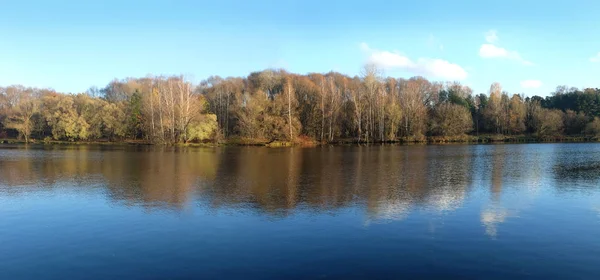 Güzel kırsal manzara nehir geç sonbaharda sonra park ile — Stok fotoğraf