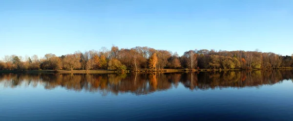 Hermoso paisaje rural con parque tras río a finales de otoño —  Fotos de Stock