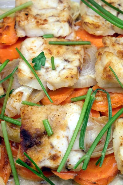 Elkészített sült hal, hagyma, a Zöldek, a sárgarépa és a fűszerek, felülnézet — Stock Fotó