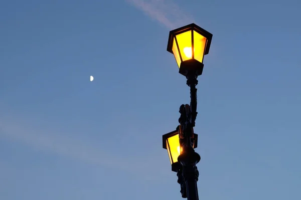 Lanterne Décorative Style Rétro Dans Parc Avec Trois Soir — Photo