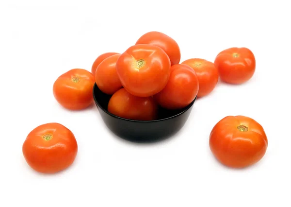 Many Ripe Red Appetizing Tomatoes Black Bowl Scattered White Background — Stock Photo, Image