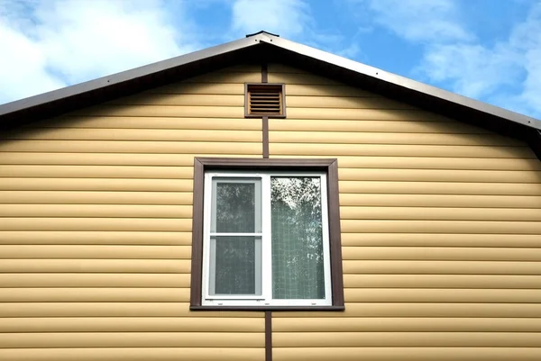 Övervåningen Med Plast Fönster Landet Huset Vägg Täckt Med Gula — Stockfoto