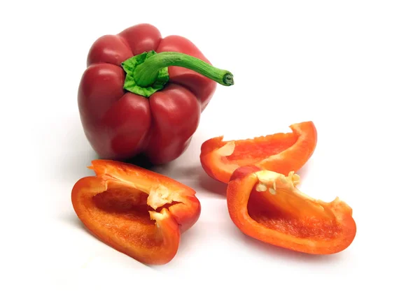仍然生活与二个整体和切红色成熟的甜椒隔绝在白色背景关闭 — 图库照片
