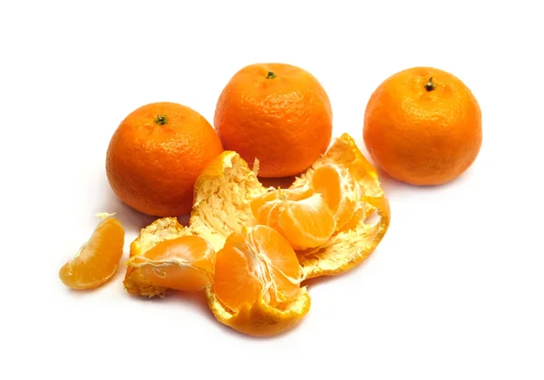 Reife Mandarinen Und Scheiben Mit Schale Isoliert Auf Weißem Hintergrund — Stockfoto