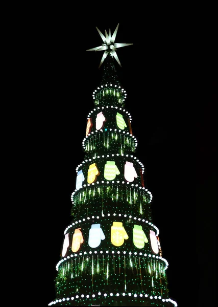 Dekorativer Weihnachtsbaum Mit Vielen Spielsachen Auf Schwarzem Hintergrund Abend — Stockfoto