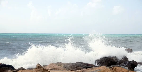 Onde Marine Infrangono Sulle Pietre Costiere Durante Tempesta — Foto Stock