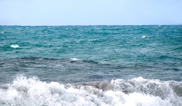 Τοπίο Θαλάσσια Κύματα Πιτσιλίσματα Λευκού Αφρού Πετούν Προς Πάνω Θυελλώδη — Φωτογραφία Αρχείου