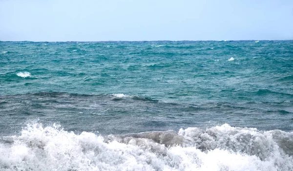 Paesaggio Con Onde Marine Spruzzi Schiuma Bianca Volano Verso Alto — Foto Stock