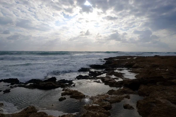 Τοπίο Όμορφο Ηλιοβασίλεμα Στο Seacoast Πέτρες Στη Θάλασσα Και Σύννεφα — Φωτογραφία Αρχείου