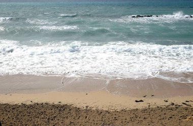 Güneşli yaz gününde örme küçük dalgalar ve kumlu plaj ile deniz ile Manzara