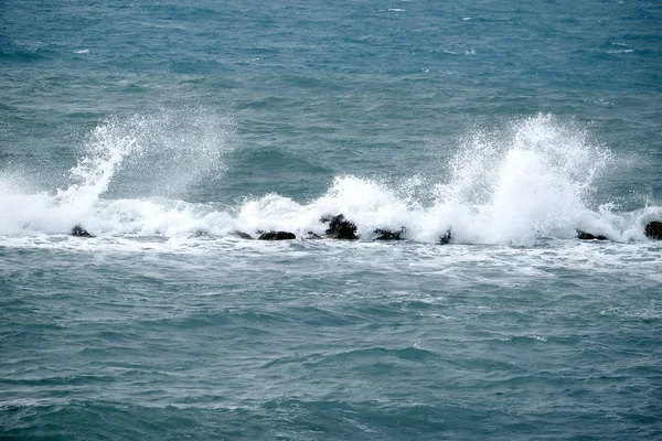 Τοπίο Θαλάσσια Κύματα Πιτσιλίσματα Λευκού Αφρού Πετούν Προς Πάνω Θυελλώδη — Φωτογραφία Αρχείου