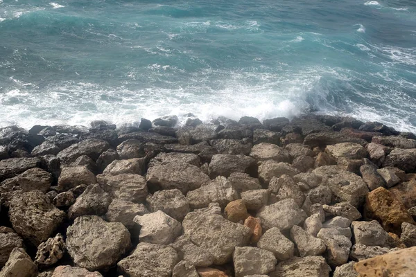 Paisagem Com Ondas Mar Quebrando Das Grandes Pedras Costeiras Dia — Fotografia de Stock