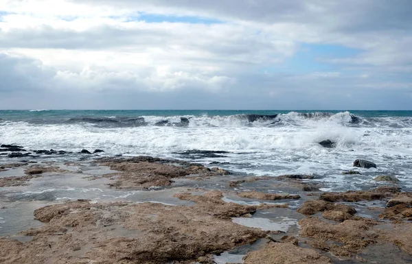 Onde Tempesta Infrangono Sulle Pietre Costiere Contro Cielo Nuvoloso Giorno — Foto Stock