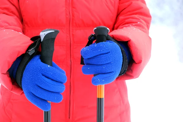 Mensch Roter Sportjacke Und Blauen Handschuhen Hält Zwei Stöcke Für — Stockfoto
