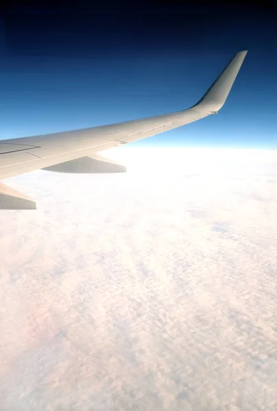 Kék Fehér Felhők Felett Repülő Utasok Szuperszonikus Repülőgép Ablakból Gyönyörű — Stock Fotó