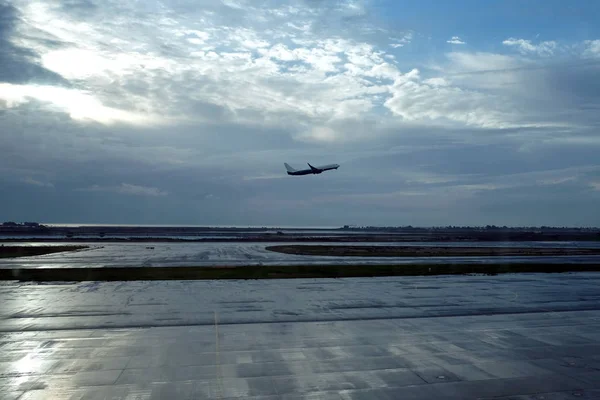 Plane Takes Early Morning Aerodrome Runway Backdrop Dawn Sea Distance — Stock Photo, Image