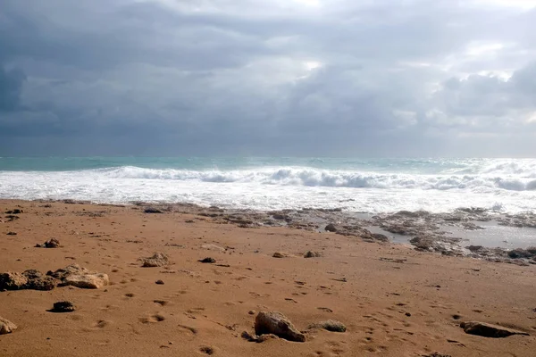 Пейзаж Бурными Морскими Волнами Разбивается Пустой Дикий Пляж Против Облачного — стоковое фото