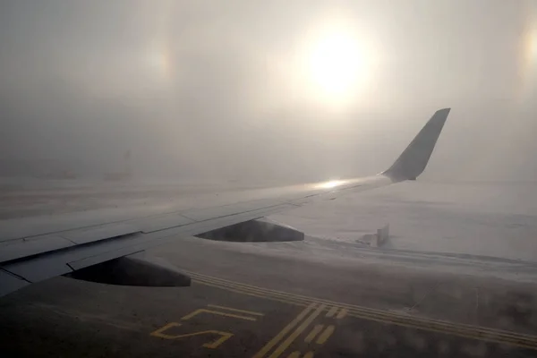 Yolcu Uçağı Pist Aerodrome Yol Kötü Hava Koşullarında Kışın Soğuk — Stok fotoğraf