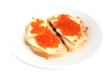 Tereyağı ve üzerinde beyaz ekmek yalan yuvarlak tabakta beyaz arka plan üzerinde üstten görünüm izole kırmızı somon havyar ile iki sandviç