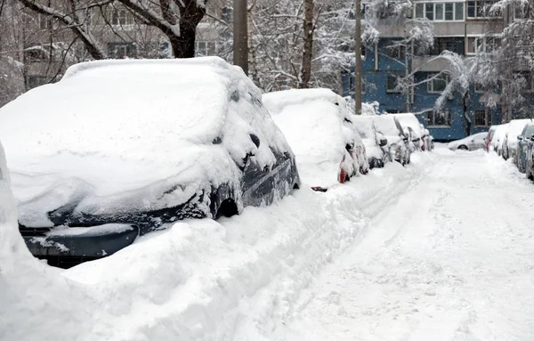 Carros Cobertos Neve Alinhados Rua Cidade Dia Inverno — Fotografia de Stock