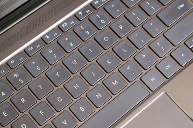 Laptop klavye ve touchpad siyah açılan dizüstü üstten görünüm portre parçası