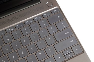 Açılan laptop klavye, touchpad ve boş ayna ekran siyah açılan laptop beyaz arka plan üstten görünüm portre üzerinde izole parçası
