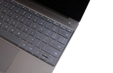 Açılan laptop klavye, touchpad ve boş ayna ekran siyah açılan laptop beyaz arka plan üstten görünüm portre üzerinde izole parçası