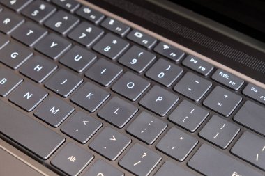 Açılan modern dizüstü klavye üstten görünüm portre parçası