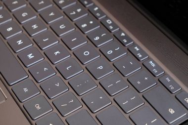 Açılan laptop klavye, touchpad ve boş ayna perde-in siyah açılan dizüstü üstten görünüm portre