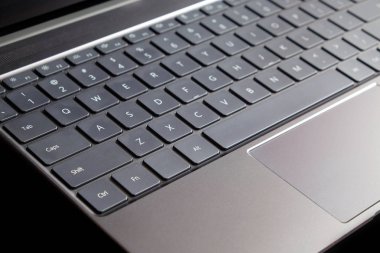 Açılan laptop klavye, touchpad ve boş ayna ekran siyah açılan dizüstü siyah arka plan yan görünüm portre üzerinde izole parçası