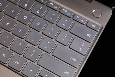 Açılan laptop klavye, touchpad ve boş ayna ekran siyah açılan dizüstü siyah arka plan üstten görünüm portre üzerinde izole parçası
