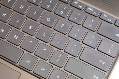 Açılan laptop klavye, touchpad ve boş ayna perde-in siyah açılan dizüstü üstten görünüm portre