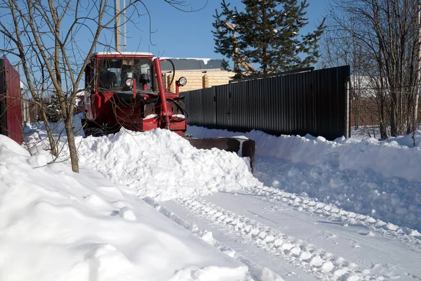 Traktor Dieselového Pilíře Čistí Silnici Sněhu Vesničce Jasného Slunného Denního — Stock fotografie