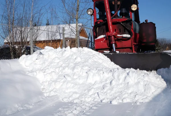 Red Diesel Caterpillar Tractor Reinigt Weg Van Sneeuw Een Landelijk — Stockfoto