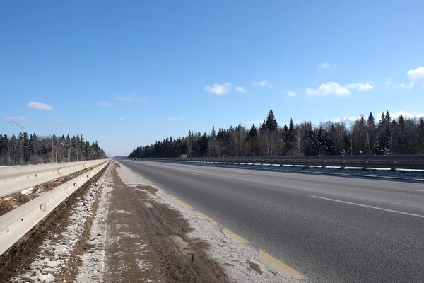 Paisaje Con Larga Carretera Suburbana Recta Con Metal Una Valla —  Fotos de Stock