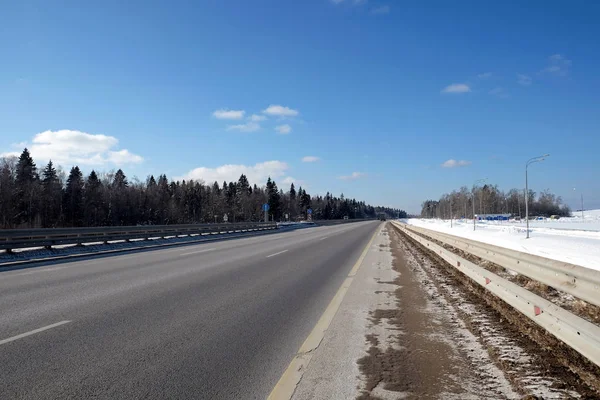 Landschap Met Lange Rechte Suburban Snelweg Met Metaal Een Hek — Stockfoto