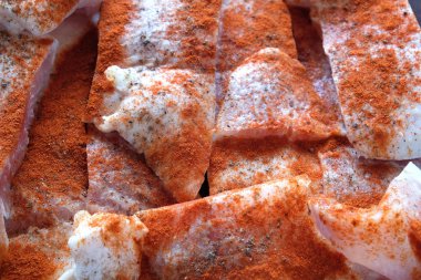 Çok ham pembe adet de kırmızı biber ile serpilir taze balık fileto dilimlenmiş üstten görünüm portre pişirme için hazır