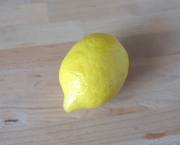 Stillleben Mit Drei Reifen Gelben Zitronen Auf Hölzernem Hintergrund Vorderansicht — Stockfoto